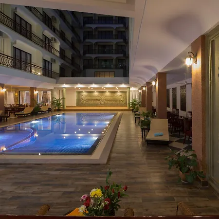 Smiling Deluxe Hotel