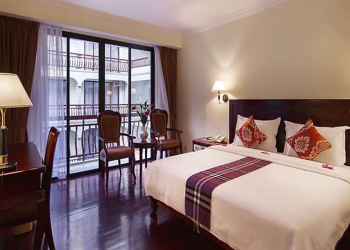 Smiling Deluxe Hotel