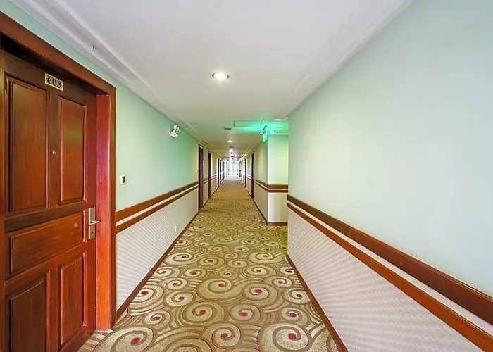 Smiling Deluxe Hotel